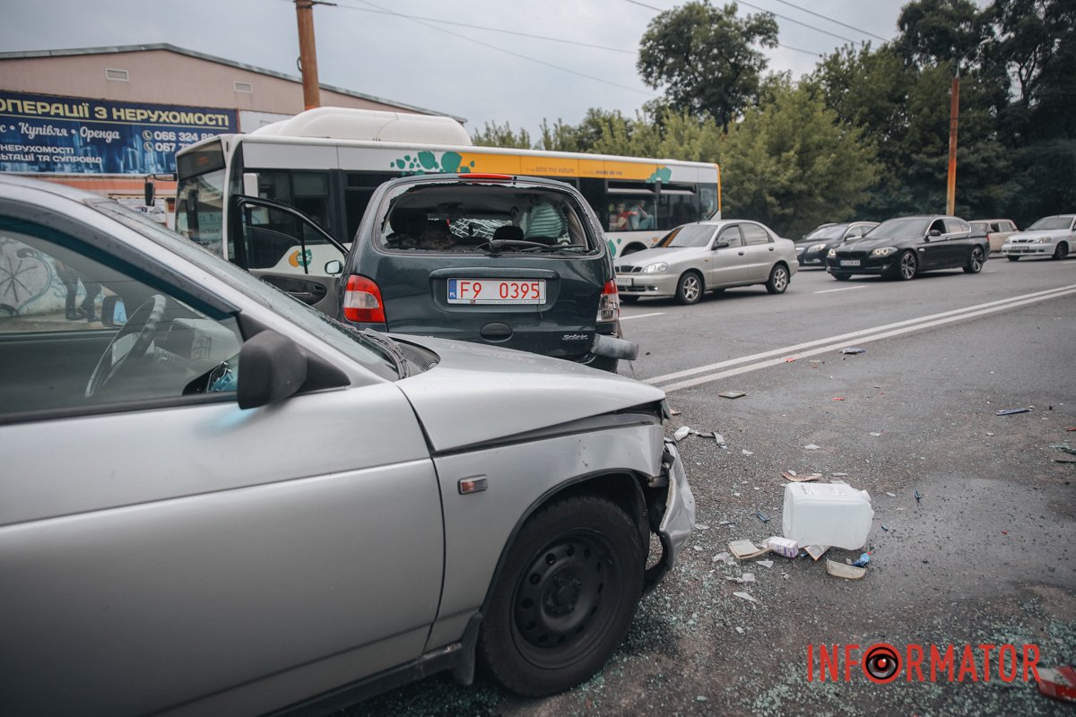 Також на місці працює слідчий з ДТП