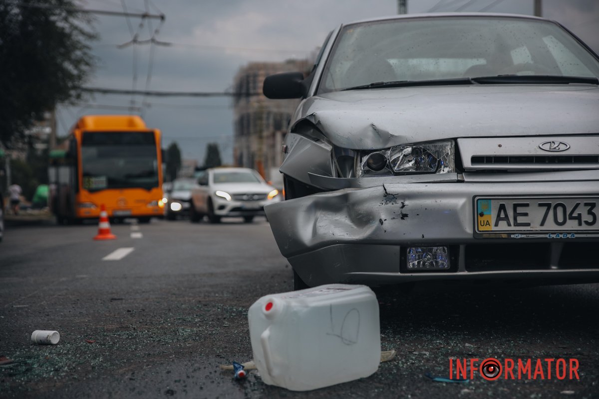 На дорозі уламки транспортних засобів