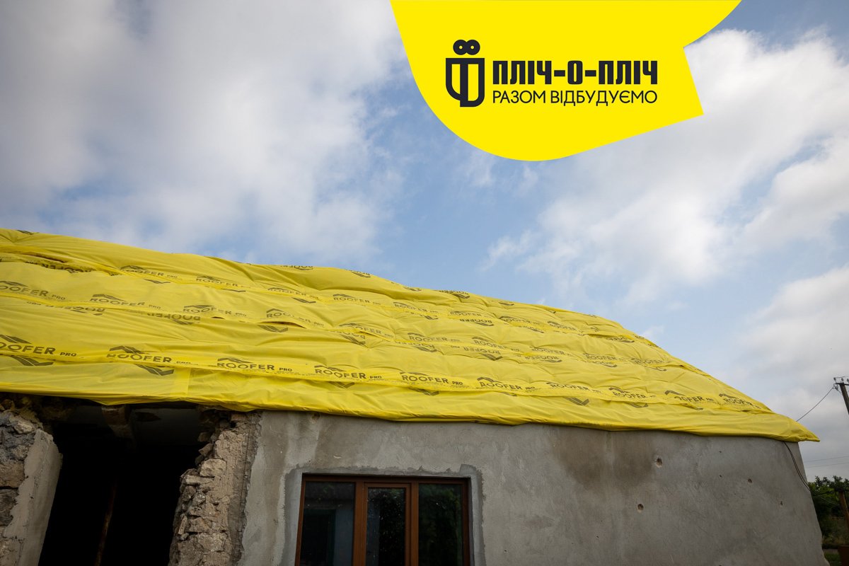 Лагодять дахи, відновлюють фасади, встановлюють нові вікна і двері