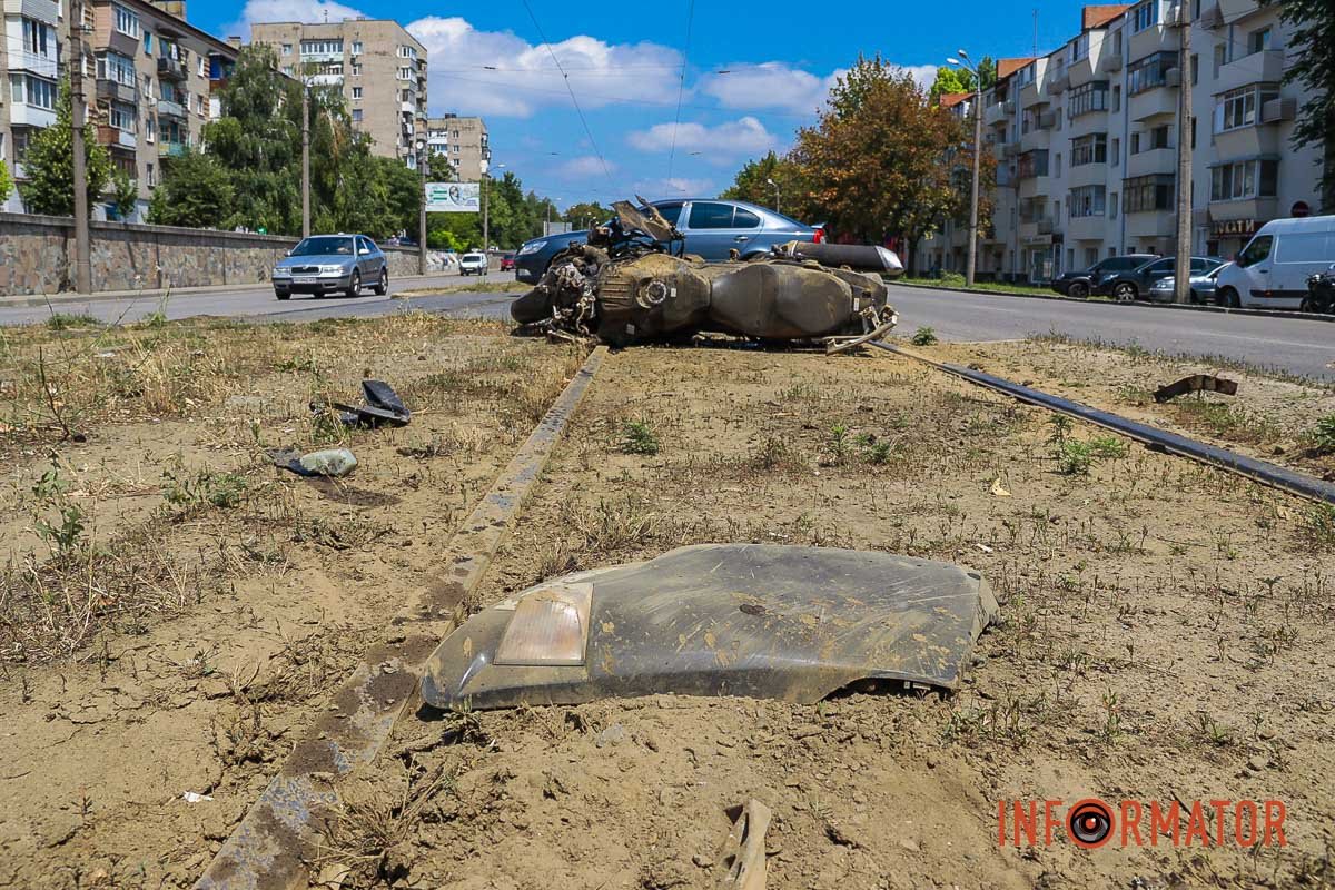 В цей момент жінка переходила дорогу на "червоне" світло світлофора, внаслідок чого і відбулось зіткнення В цей момент жінка переходила дорогу на "червоне" світло світлофора, внаслідок чого і відбулось зіткнення