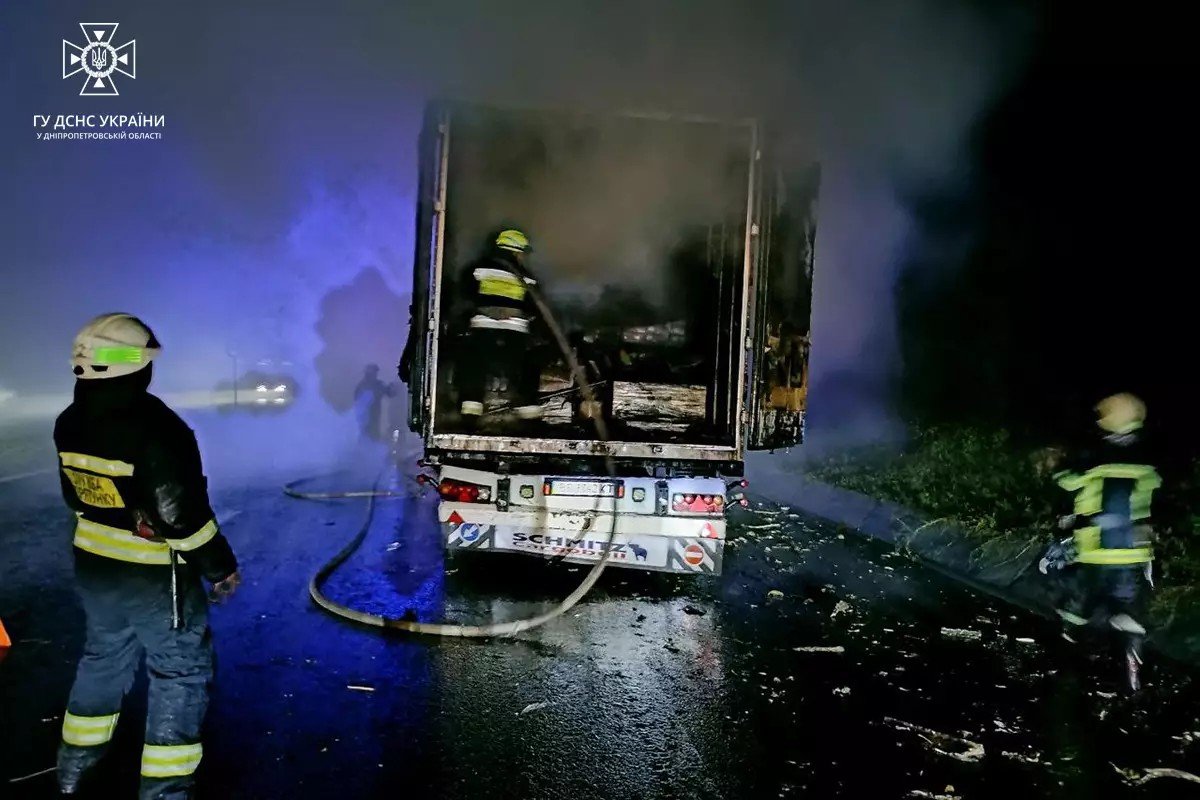 На трасі «Дніпро – Кривий Ріг» зайнялася фура Scania На трасі «Дніпро – Кривий Ріг» зайнялася фура Scania