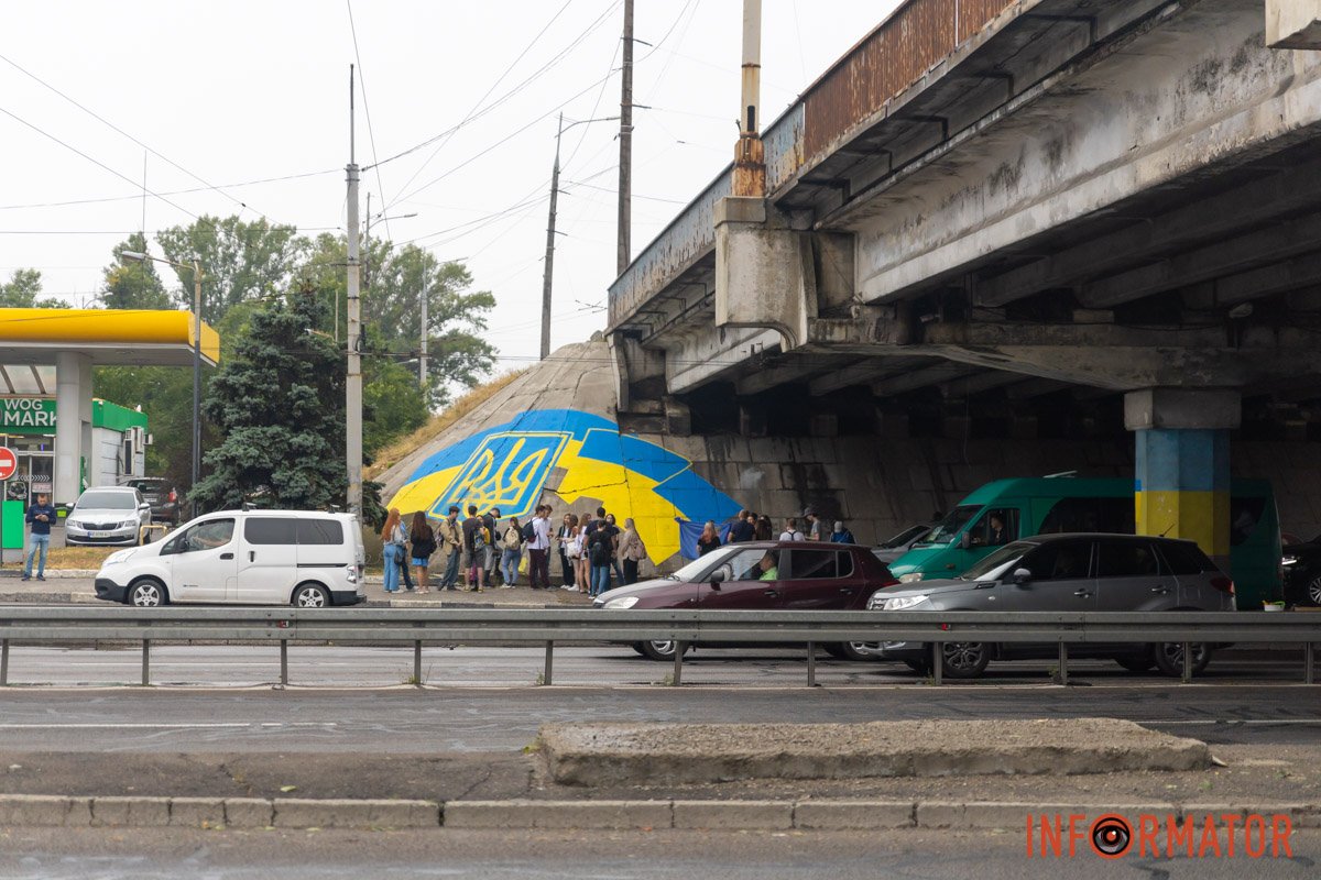 Молодь працювала понад 12 годин під пекучим сонцем Молодь працювала понад 12 годин під пекучим сонцем