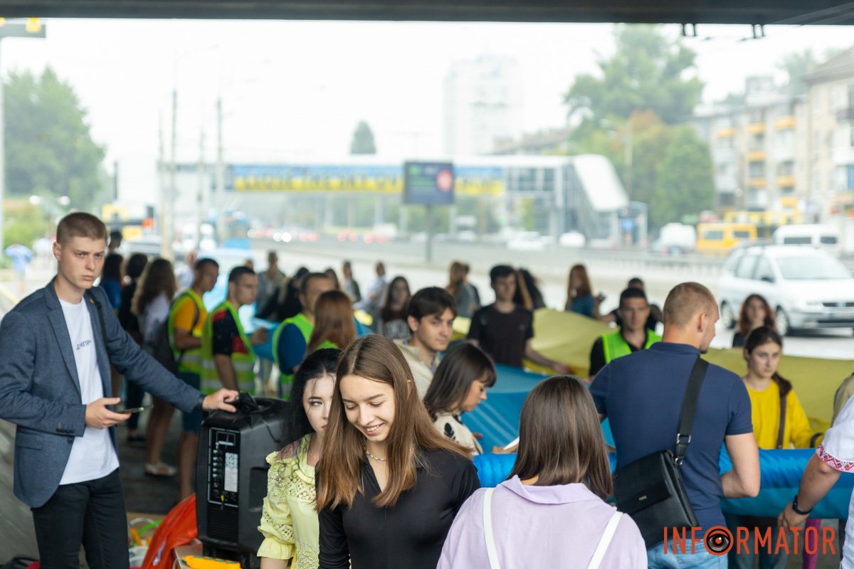 Потім стяг відправлять подорожувати різними молодіжними центрами України Потім стяг відправлять подорожувати різними молодіжними центрами України