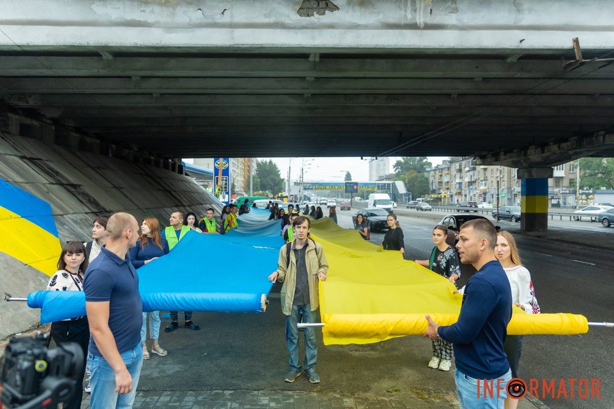 На прапорі залишили свій автограф всі учасники акції На прапорі залишили свій автограф всі учасники акції