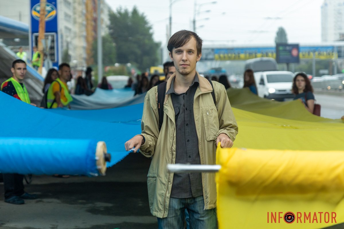 Активна молодь розгорнула 100-метровий стяг на знак об'єднання всієї країни Активна молодь розгорнула 100-метровий стяг на знак об'єднання всієї країни