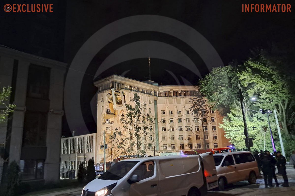 Место попадания ракеты в Днепре посетил глава ДнепрОВА: официальная информация и первые фото с места происшествия 13