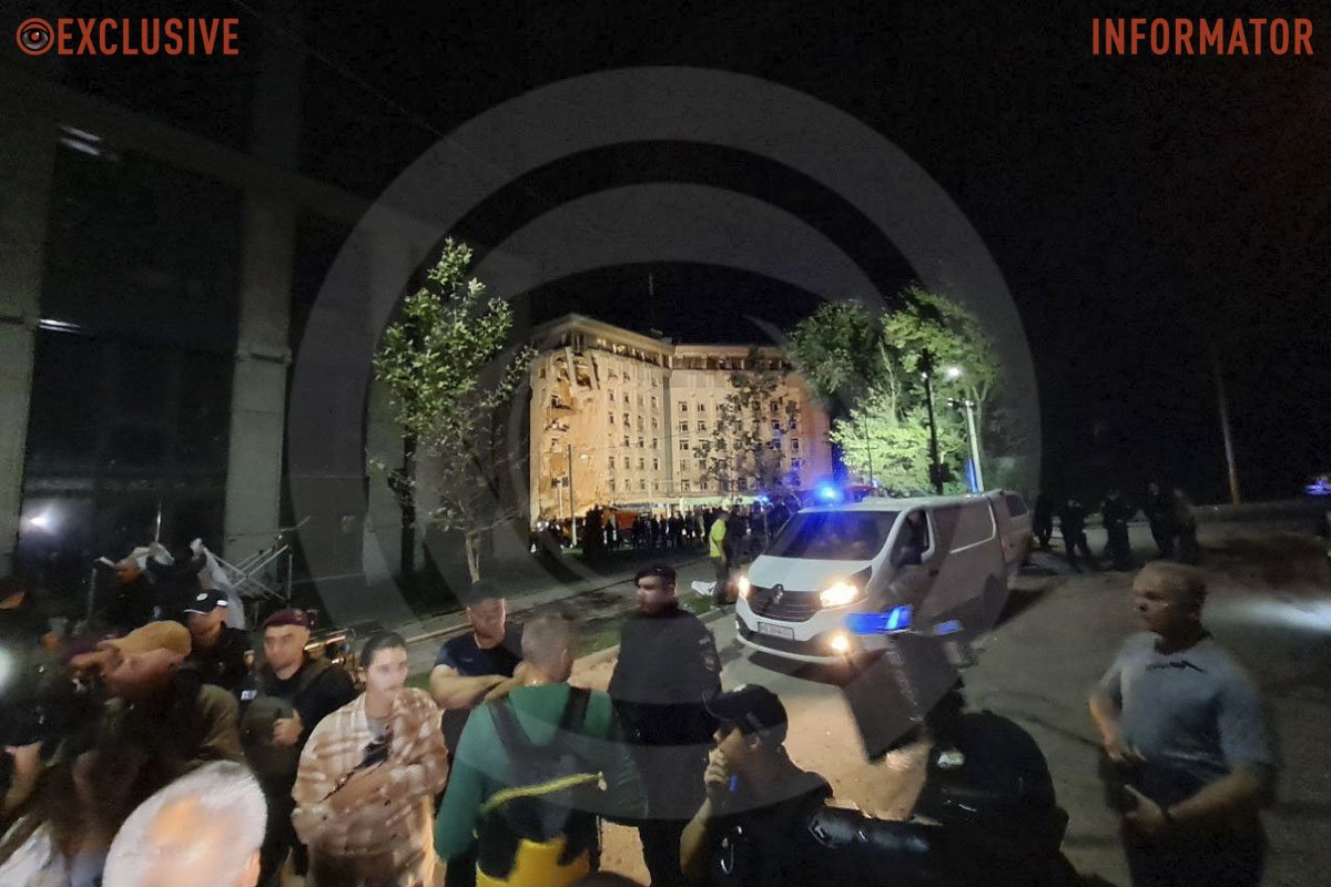 Место попадания ракеты в Днепре посетил глава ДнепрОВА: официальная информация и первые фото с места происшествия 12