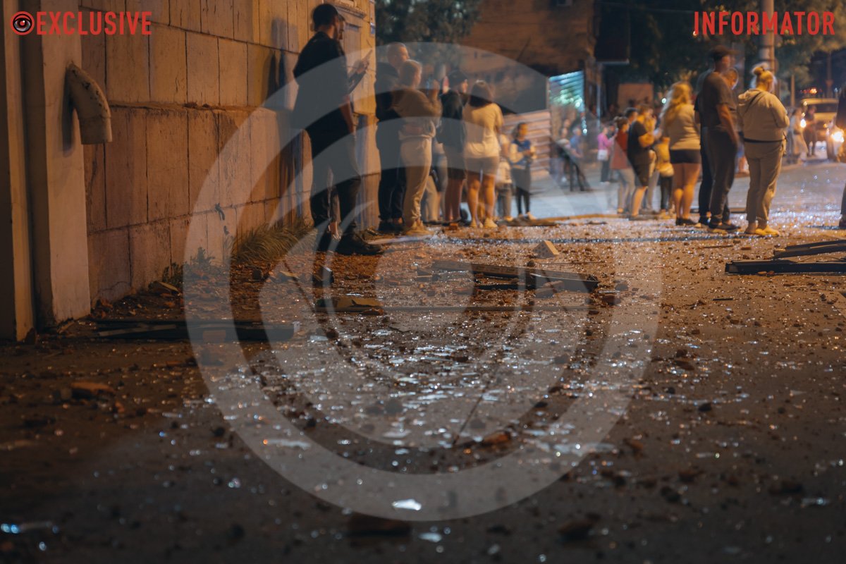 У багатьох будинках на вулицях навколо повибивало шибки