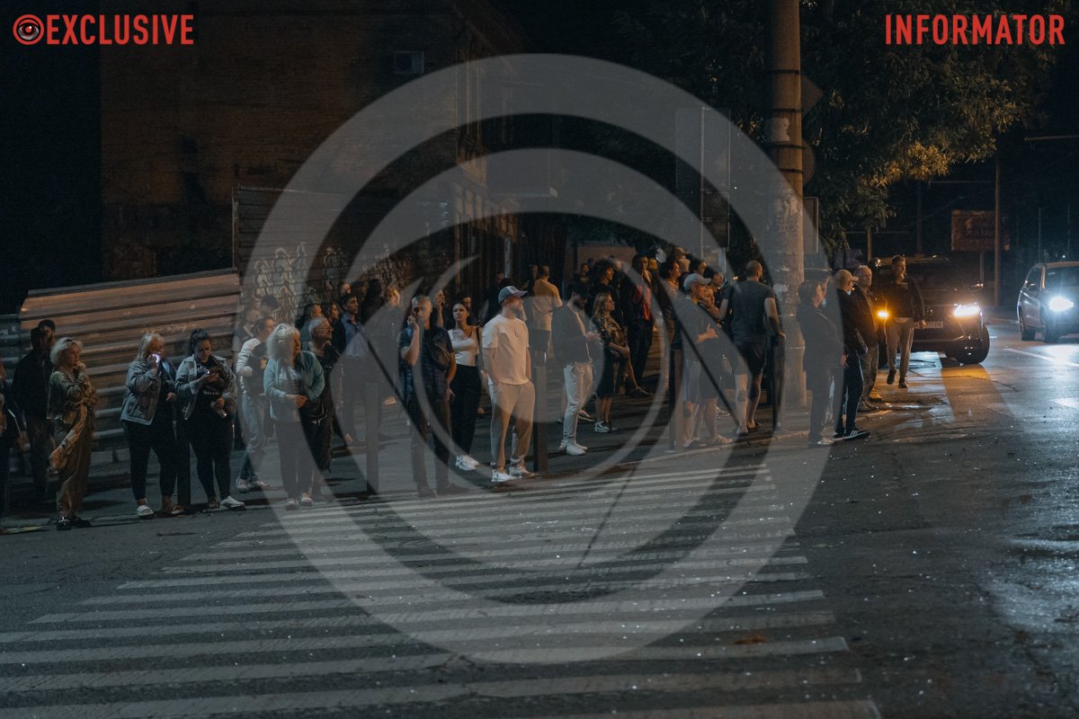 Зібралася велика кількість перехожих