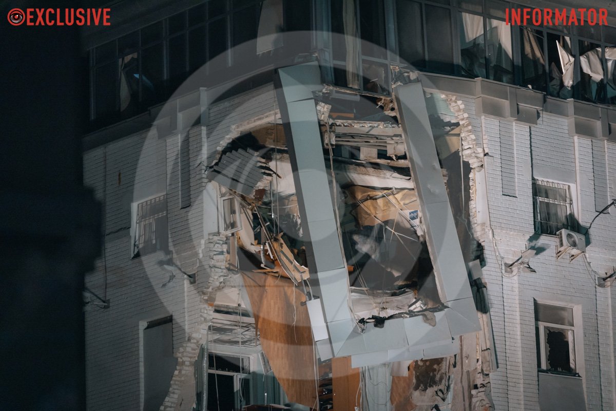 Пошкоджена будівля СБУ