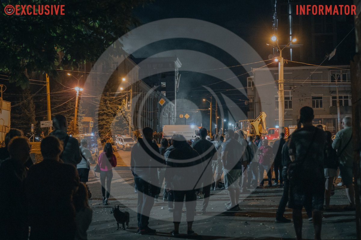 Довкола зібралася велика кількість людей