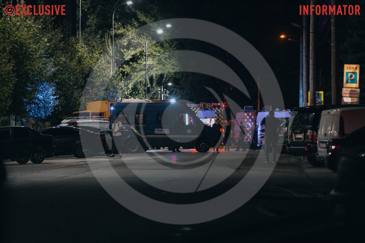 На місці удару продовжують працювати рятувальники, поліція та усі відповідні служби