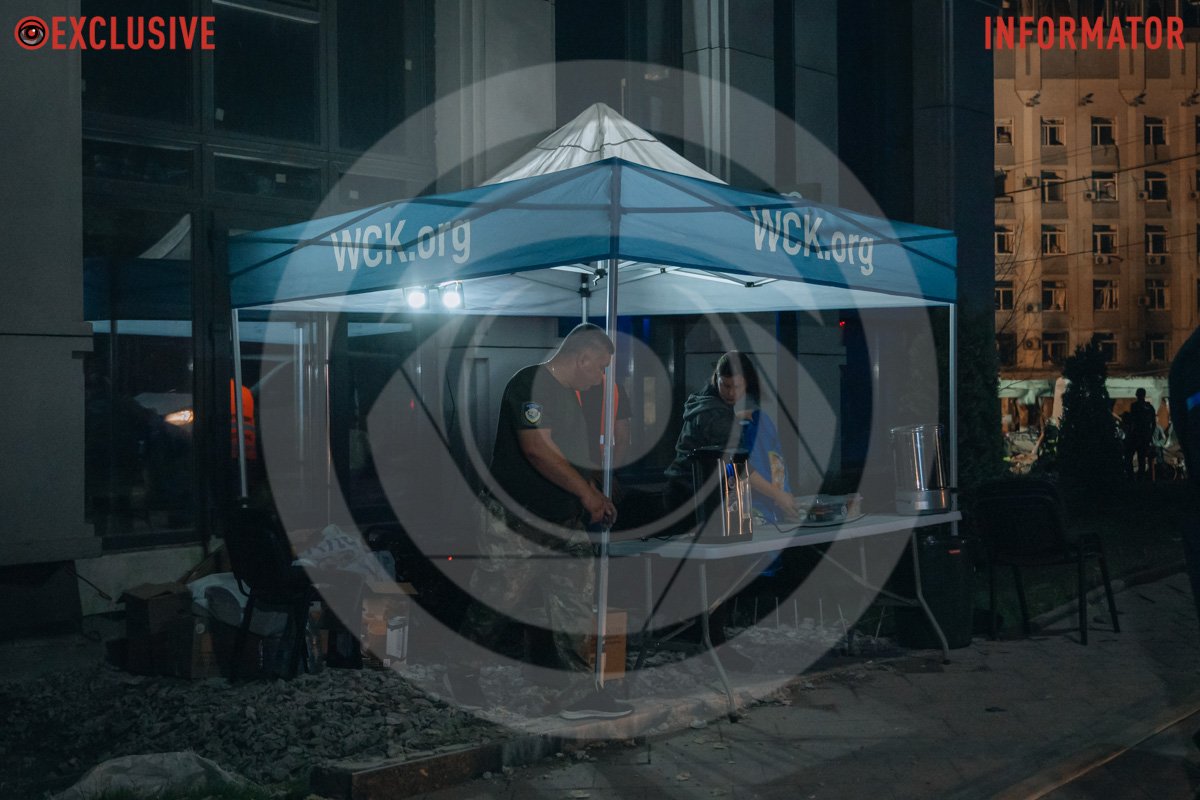 Розгортається намет World Central Kitchen