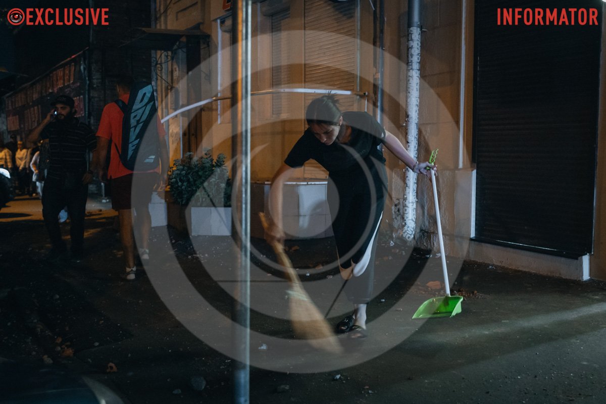 Разом з комунальниками вулиці прибирають і місцеві мешканці