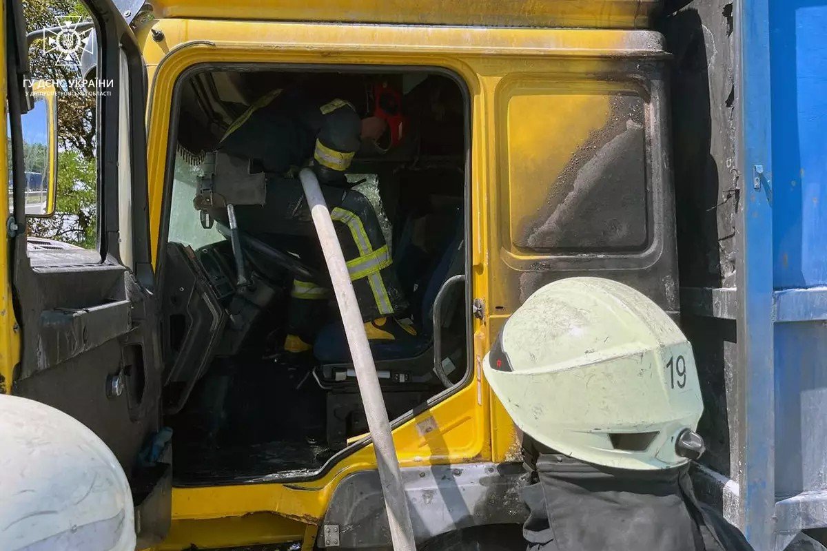 Пожежа виникла у моторному відсіку, після чого вогонь перекинувся на кабіну вантажівки Пожежа виникла у моторному відсіку, після чого вогонь перекинувся на кабіну вантажівки