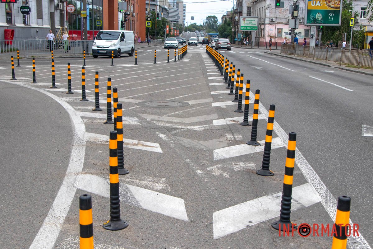 В Киеве также есть подобные, но красного цвета В Киеве также есть подобные, но красного цвета