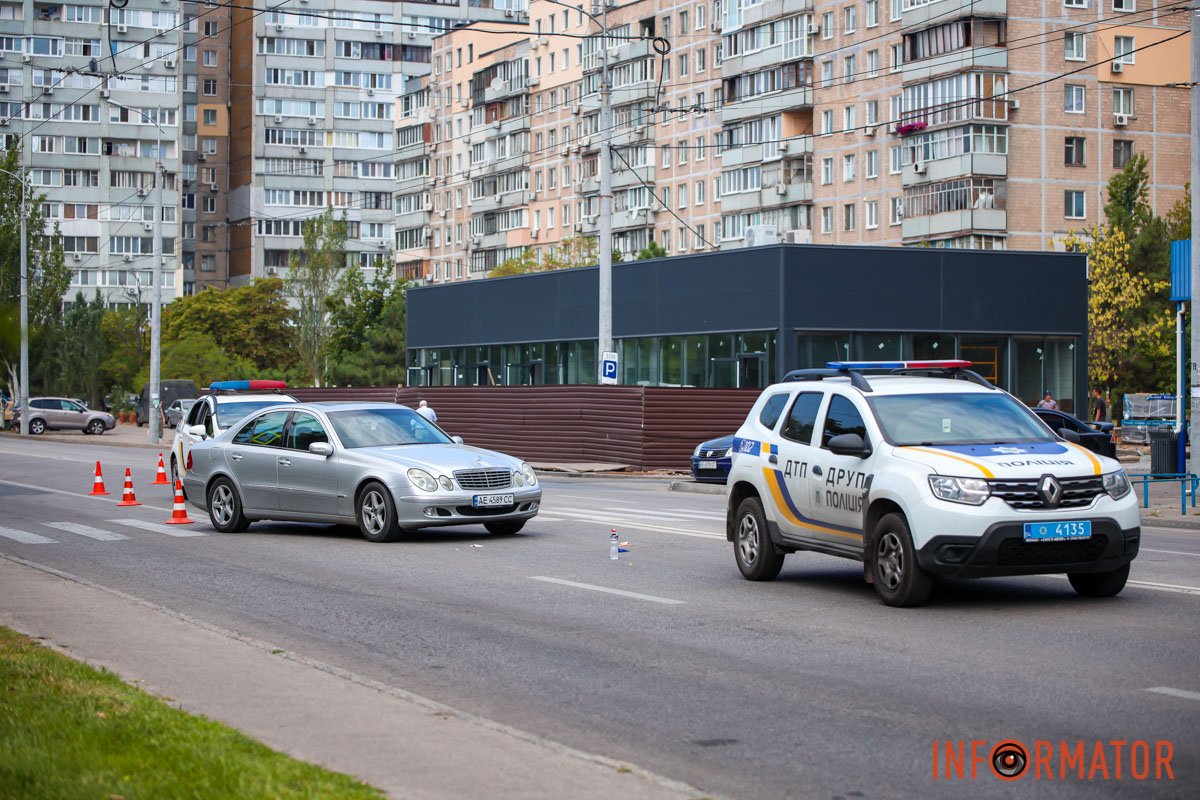 У Дніпрі на Сонячній Набережній Mercedes збив жінку з дитиною на пішохідному переході: їх забрала "швидка" 6