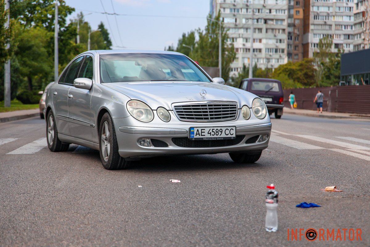 У Дніпрі на Сонячній Набережній Mercedes збив жінку з дитиною на пішохідному переході: їх забрала "швидка" 7