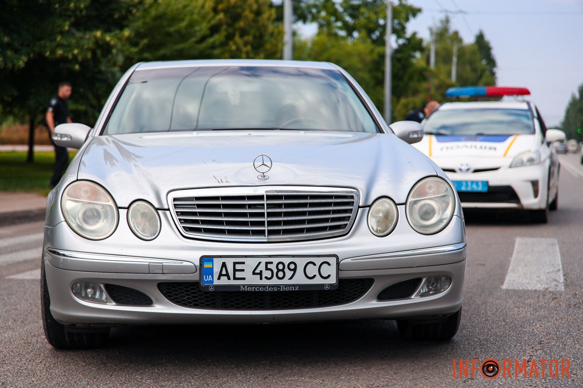 У Дніпрі на Сонячній Набережній Mercedes збив жінку з дитиною на пішохідному переході: їх забрала "швидка" 9