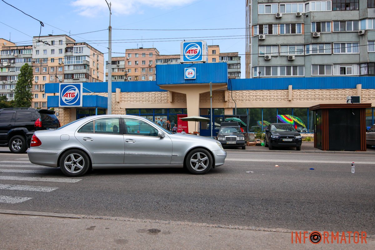 У Дніпрі на Сонячній Набережній Mercedes збив жінку з дитиною на пішохідному переході: їх забрала "швидка" 5