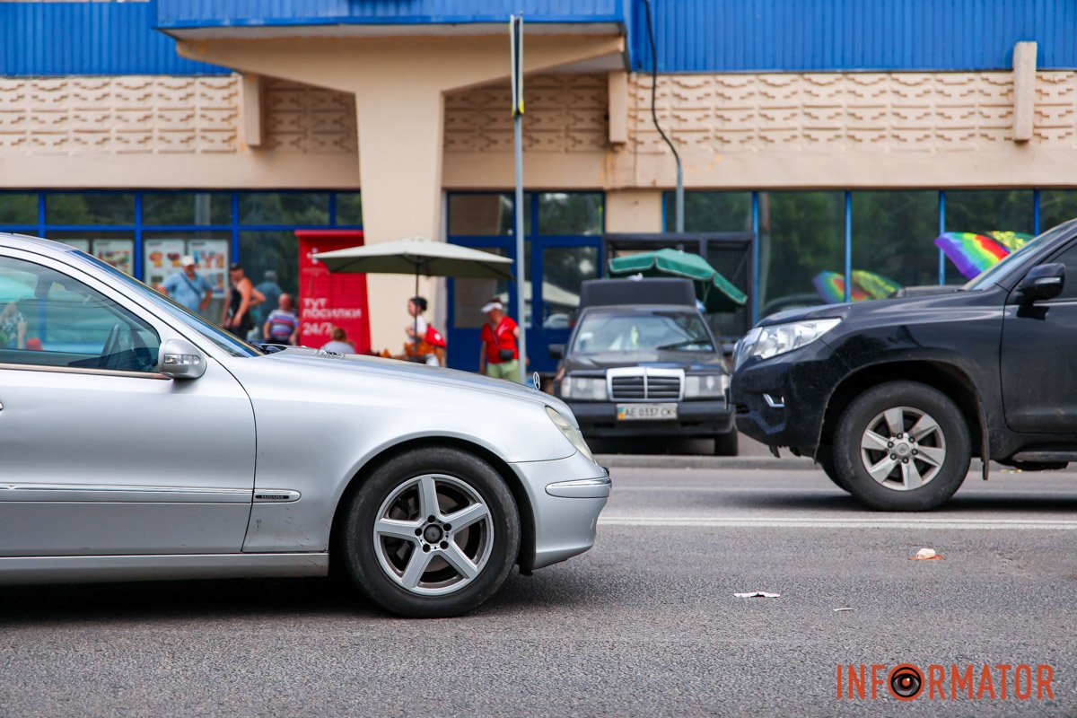 У Дніпрі на Сонячній Набережній Mercedes збив жінку з дитиною на пішохідному переході: їх забрала "швидка" 4