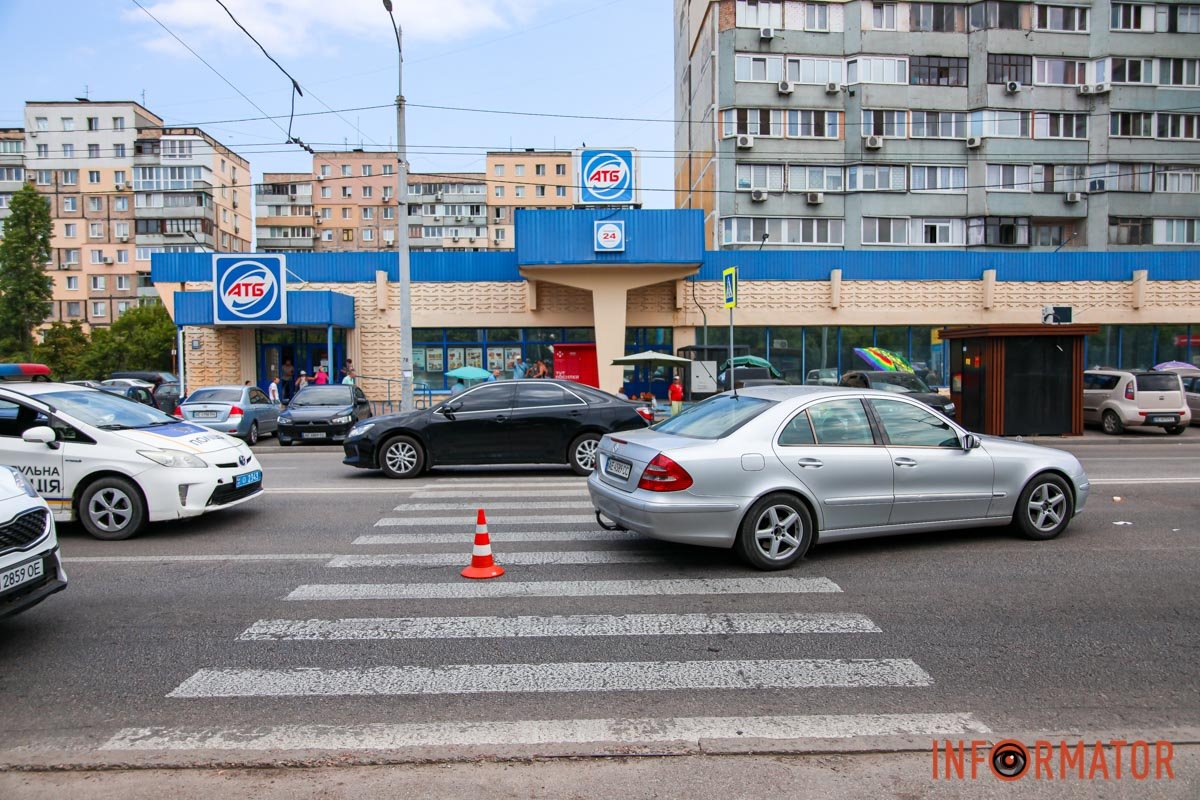 У Дніпрі на Сонячній Набережній Mercedes збив жінку з дитиною на пішохідному переході: їх забрала "швидка" 3