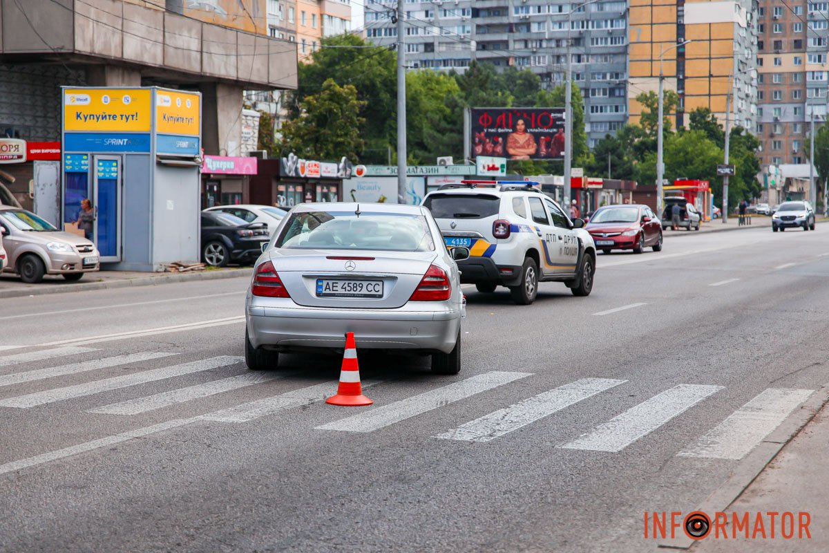 У Дніпрі на Сонячній Набережній Mercedes збив жінку з дитиною на пішохідному переході: їх забрала "швидка" 2