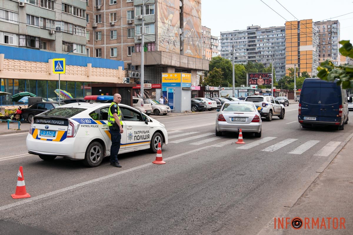 У Дніпрі на Сонячній Набережній Mercedes збив жінку з дитиною на пішохідному переході: їх забрала "швидка" 1