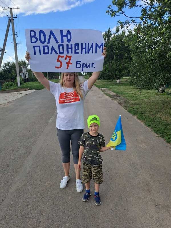 Разом із сином чекають на батька вдома Разом із сином чекають на батька вдома