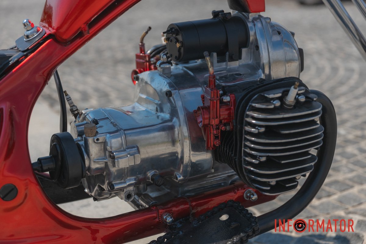 Знаходиться мотоцикл у яхт-клубі “Січ”