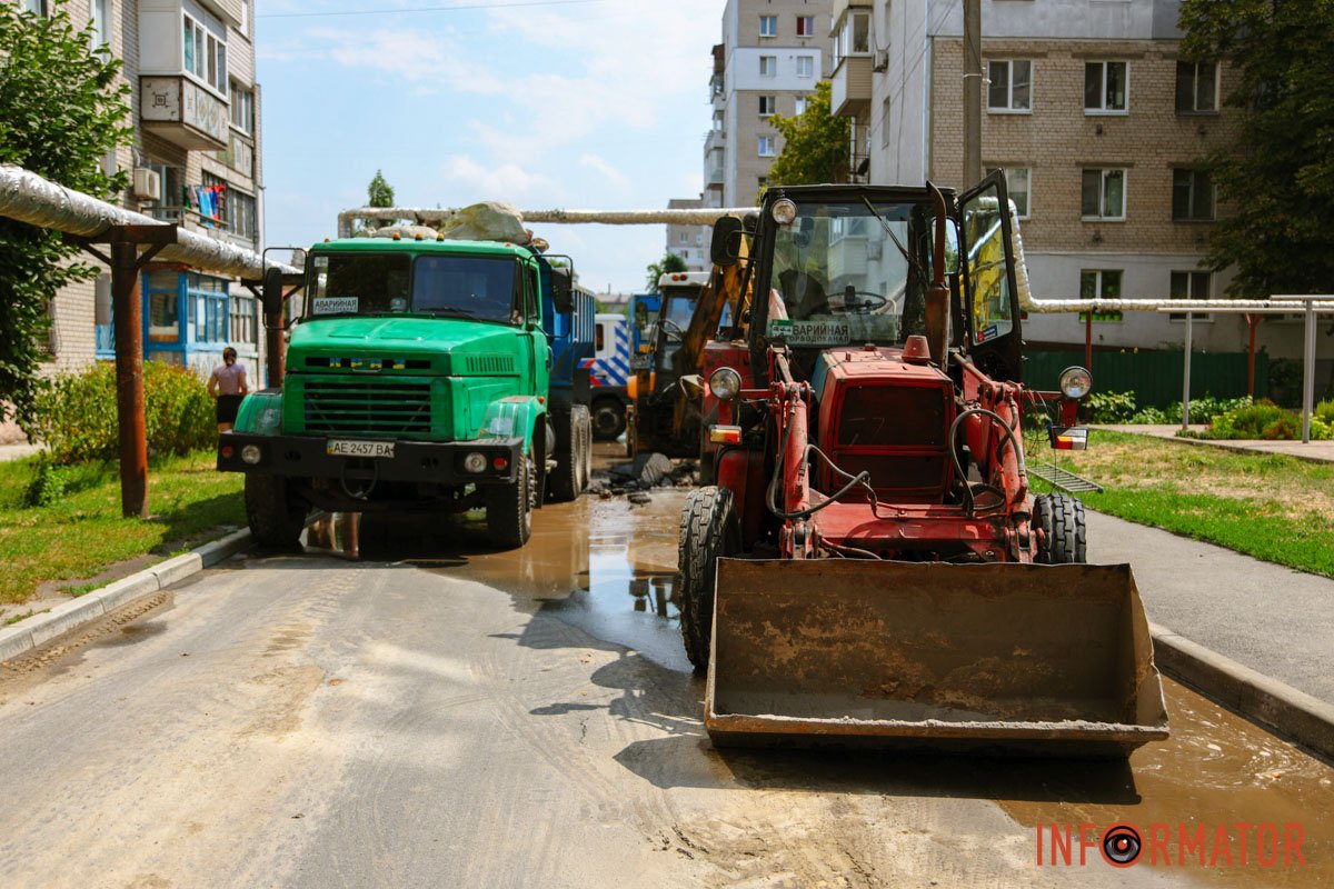 В Днепре, по улице Василия Сухомлинского, прорвало трубу В Днепре, на улице Василия Сухомлинского, прорвало трубу
