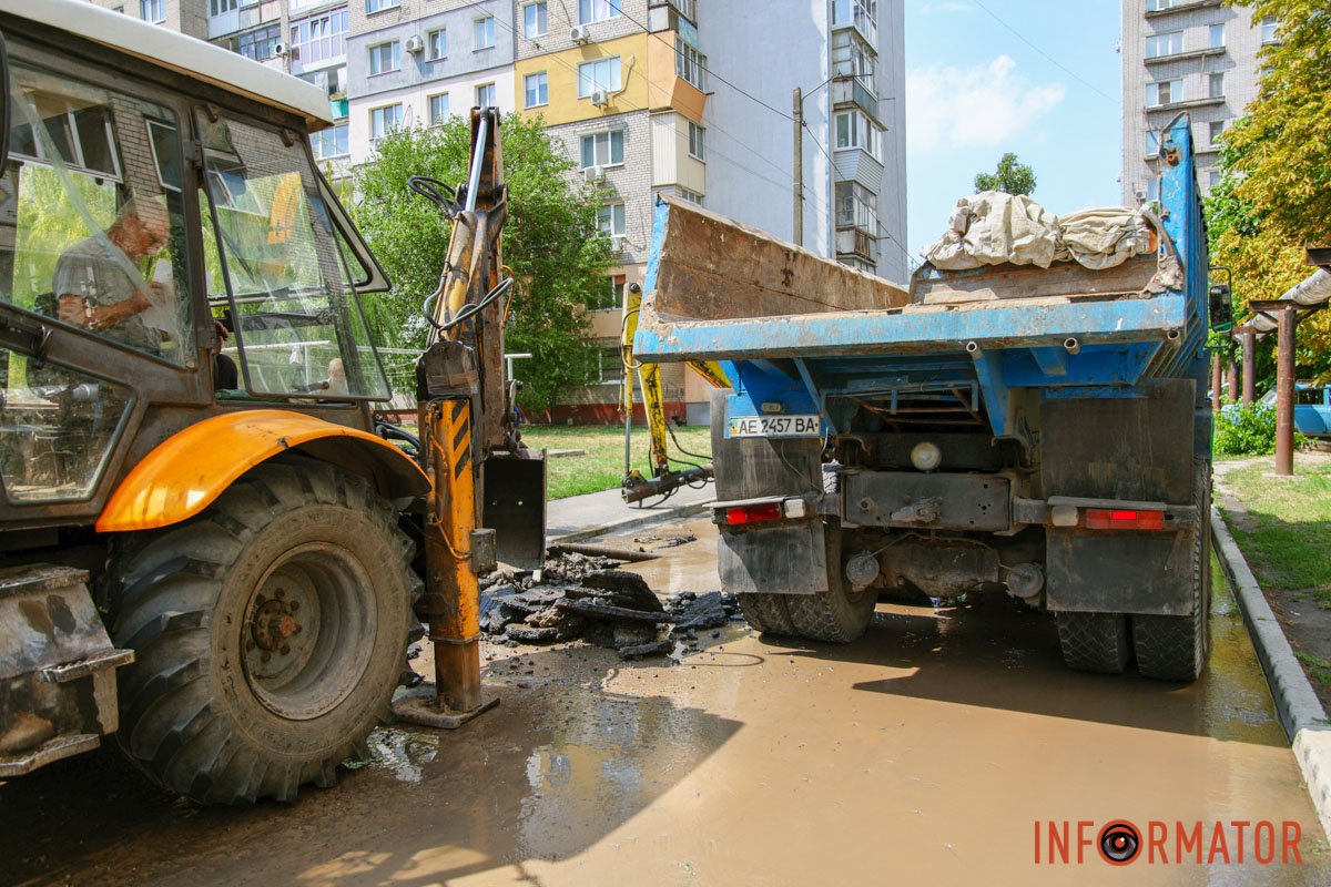 Прорыв трубы произошел на глубине 1,5 метра Прорыв трубы произошел на глубине 1,5 метра