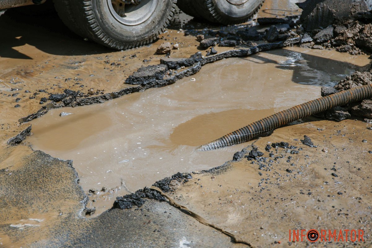 В настоящее время коммунальщики пытаются добраться до трубы и устранить последствия В настоящее время коммунальщики пытаются добраться до трубы и устранить последствия