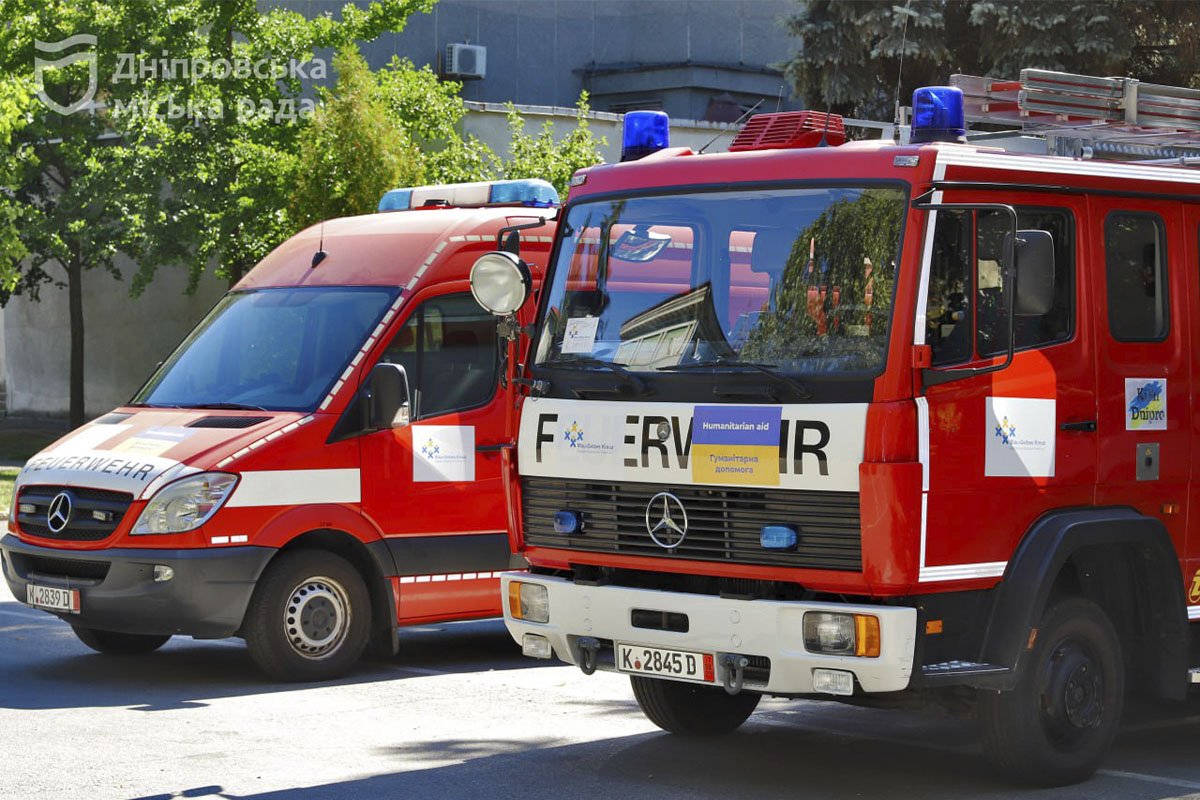 Дніпро передав рятувальникам пожежну машину та спецавтівку