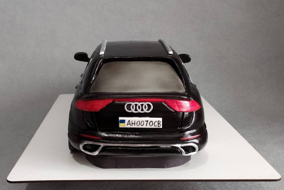 Так, він приготував торт у вигляді Audi Так, він приготував торт у вигляді Audi