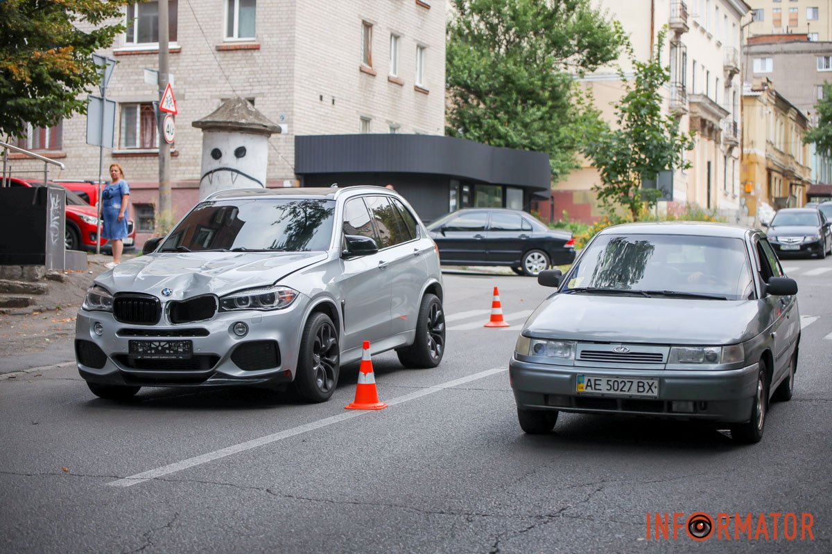 Перетинайте проїжджу частину у дозволених місцях Перетинайте проїжджу частину у дозволених місцях