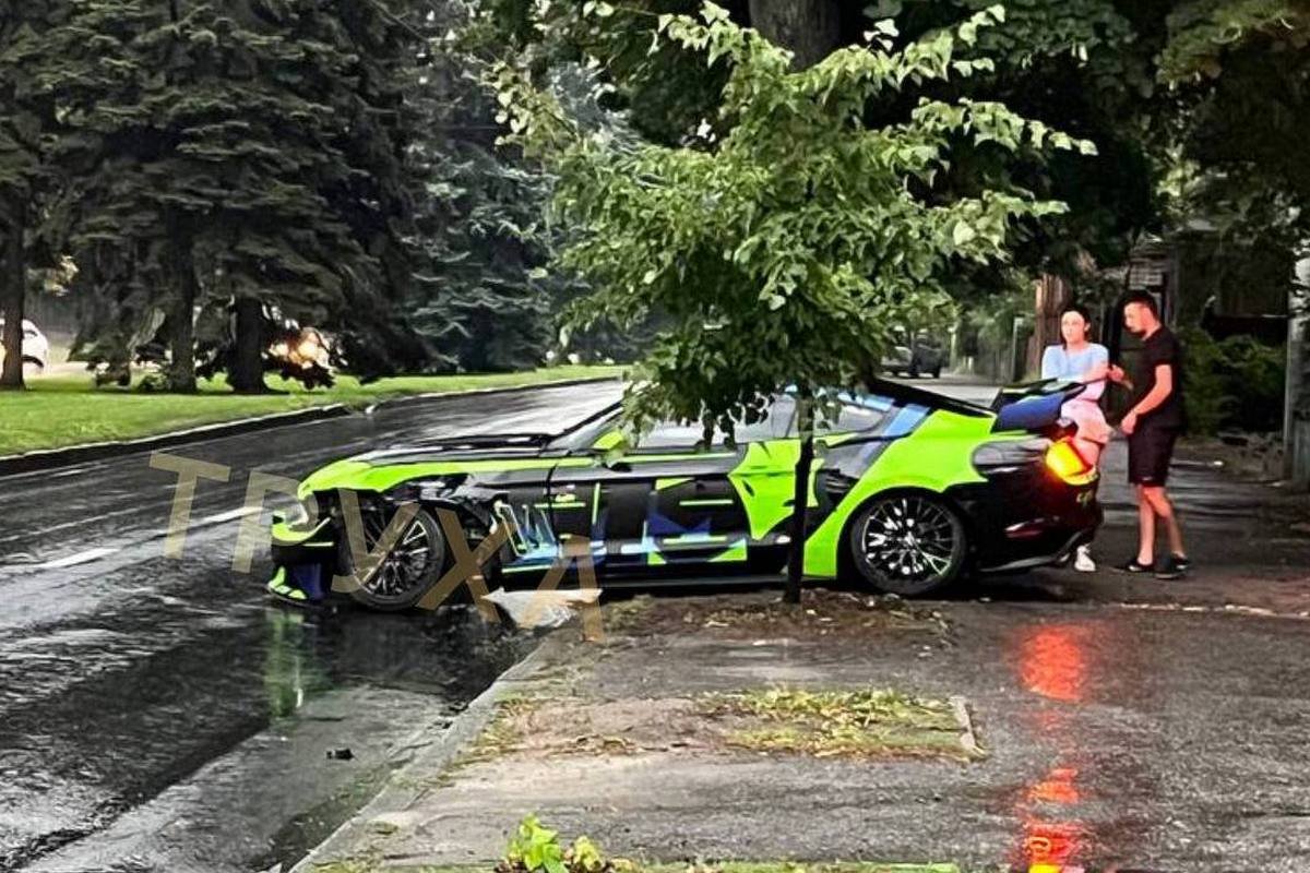 У Ford Mustang вирвало переднє ліве колесо і він вилетів на тротуар. Фото: Труха У Ford Mustang вирвало переднє ліве колесо і він вилетів на тротуар. Фото: Труха