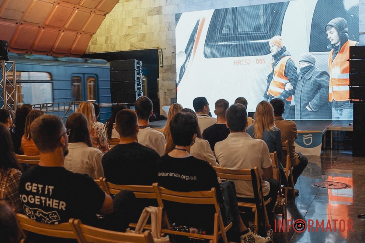 На станції “Метробудівників” нагородили учасників проекту “Молодь Дніпра вражає”