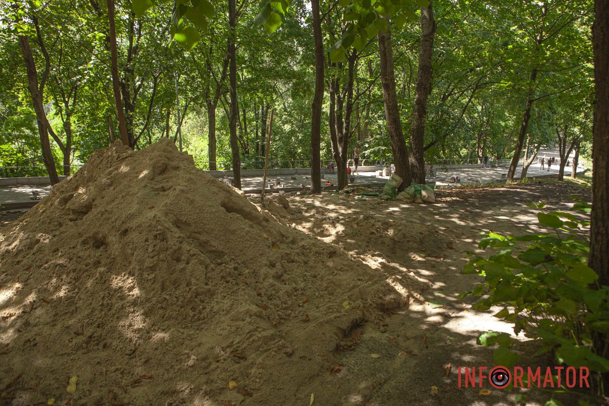 Обустраивают песочно-цементную Обустраивают песочно-цементную