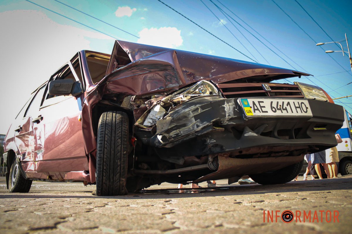 Зіткнулись ВАЗ та Honda. Зіткнулись ВАЗ та Honda.