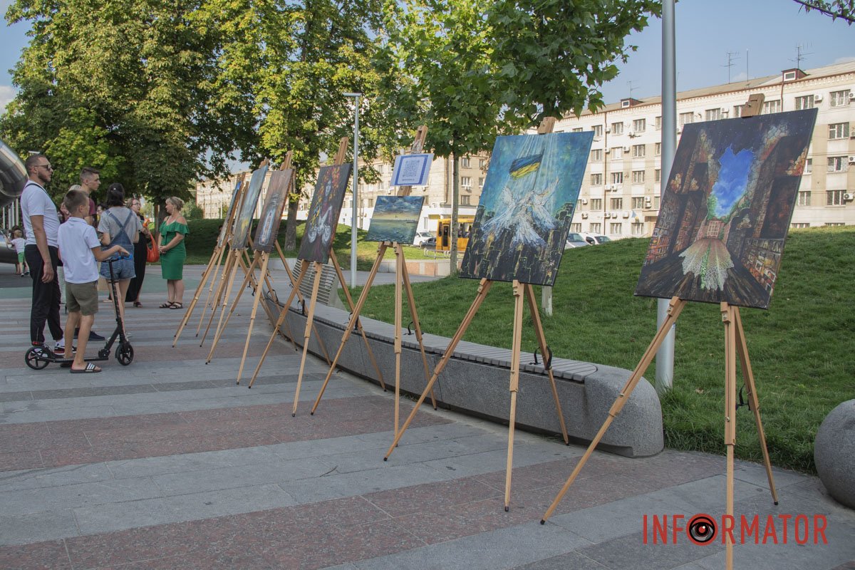 Художниця розповідає, що працювала над першою картиною приблизно три місяці Художниця розповідає, що працювала над першою картиною приблизно три місяці