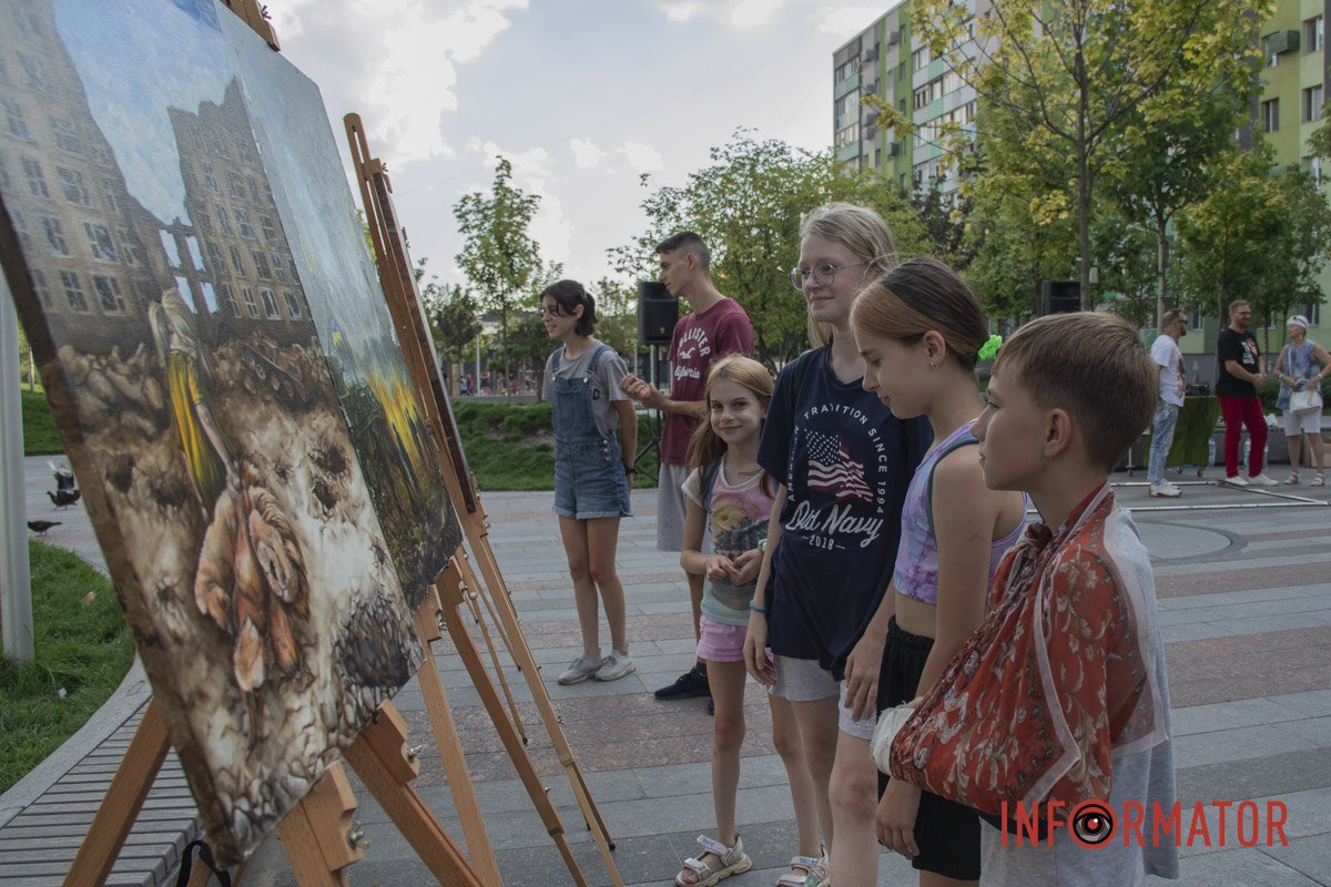 Загалом дівчина представила 12 картин Загалом дівчина представила 12 картин