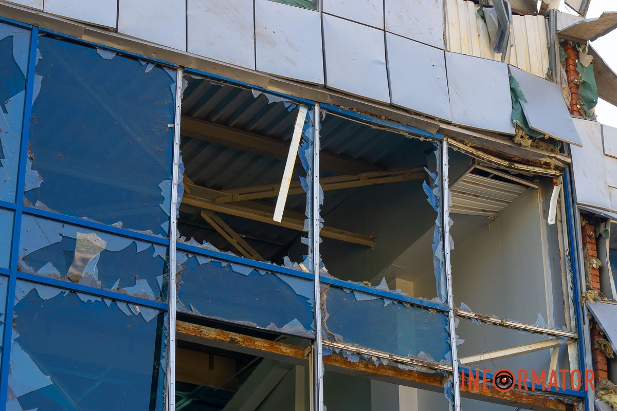 На земле куча стекла На земле куча стекла