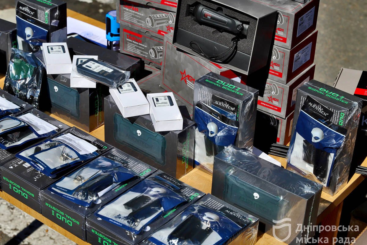 Оборонители получили тепловизоры, комплекты аккумуляторов к радиостанции, а еще — усилители сигнала и ряд компьютерной техники