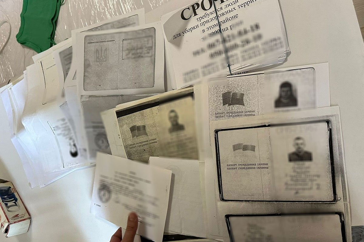 Люди попадали у трудові табори Люди попадали у трудові табори