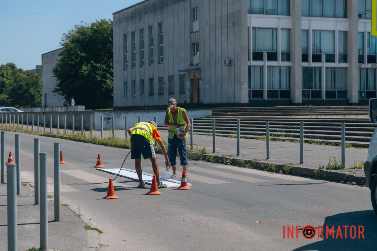 Обновляют старую краску 