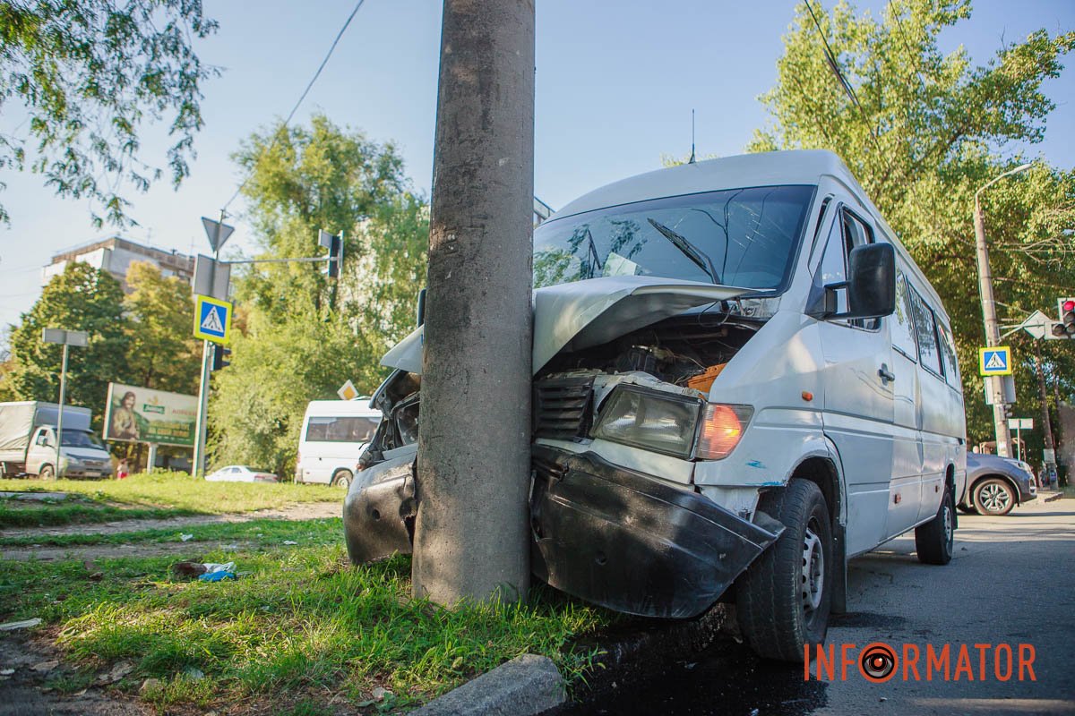 Аварія сталася неподалік зупинки громадського транспорту