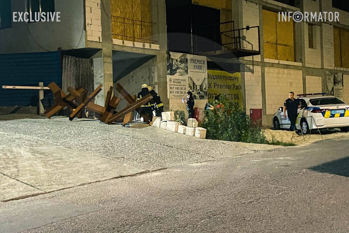 Рятувальники дістали постраждалого на м’яких ношах Рятувальники дістали постраждалого на м’яких ношах