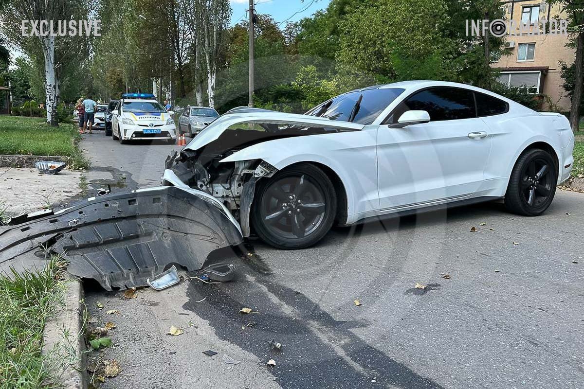 Внаслідок аварії другу машину розірвало на дві частини Внаслідок аварії другу машину розірвало на дві частини