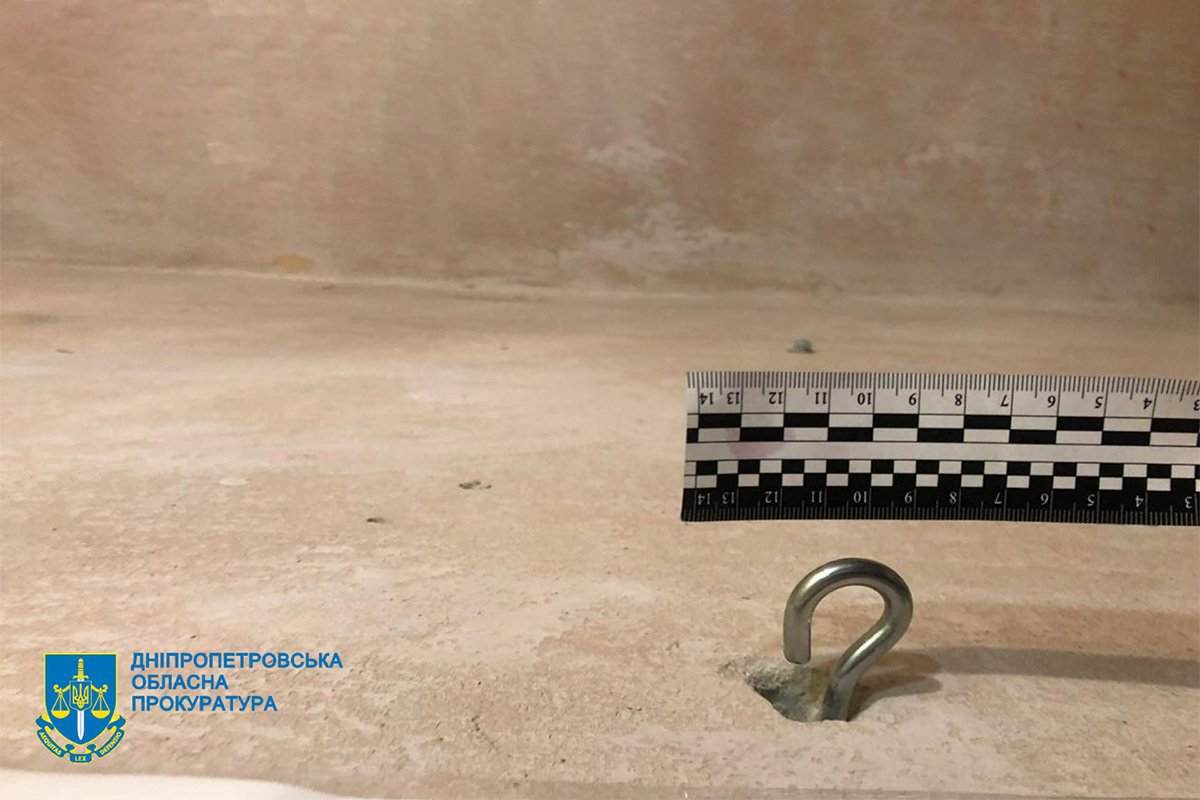 Чоловік тримав дитину на металевому ланцюгу Чоловік тримав дитину на металевому ланцюгу